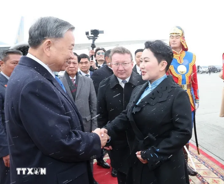Bộ trưởng ngoại giao Mông Cổ B. Batsetseg, Đại sứ Mông Cổ tại Việt Nam Sereejav, Cục trưởng Cục châu Á, Bộ Ngoại giao G.Hulan đón Tổng Bí thư, Chủ tịch nước Tô Lâm tại sân bay Thành Cát Tư Hãn (Chinggis Khaan International Airport) ở Thủ đô Ulan Bator. Ảnh: TTXVN tong-bi-thu-chu-tich-nuoc-to-lam-den-san-bay-thanh-cat-tu-han-bat-dau-tham-cap-nha-nuoc-mong-co-1.jpg
