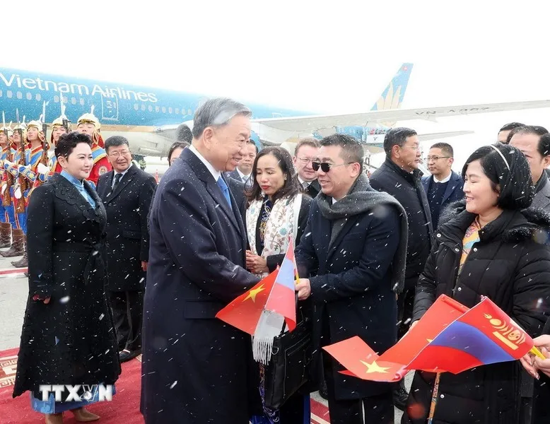 Lễ đón Tổng Bí thư, Chủ tịch nước Tô Lâm tại sân bay Thành Cát Tư Hãn (Chinggis Khaan International Airport) ở Thủ đô Ulan Bator. Ảnh: TTXVN tong-bi-thu-chu-tich-nuoc-to-lam-den-san-bay-thanh-cat-tu-han-bat-dau-tham-cap-nha-nuoc-mong-co-2.jpg