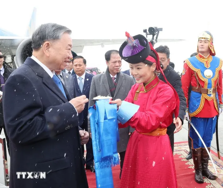 Thiếu nữ Mông Cổ dâng bánh sữa theo phong tục truyền thống và tặng hoa đón Tổng Bí thư, Chủ tịch nước Tô Lâm tại sân bay Thành Cát Tư Hãn (Chinggis Khaan International Airport) ở Thủ đô Ulan Bator. Ảnh: TTXVN tong-bi-thu-chu-tich-nuoc-to-lam-den-san-bay-thanh-cat-tu-han-bat-dau-tham-cap-nha-nuoc-mong-co-3.jpg