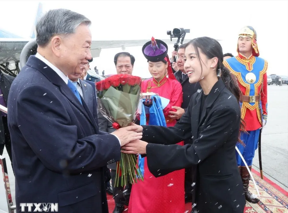 Thiếu nữ Mông Cổ tặng hoa, chào mừng Tổng Bí thư, Chủ tịch nước Tô Lâm tại sân bay Thành Cát Tư Hãn (Chinggis Khaan International Airport) ở Thủ đô Ulan Bator. Ảnh: TTXVN Tổng Bí thư, Chủ tịch nước Tô Lâm đến sân bay Thành Cát Tư Hãn, bắt đầu thăm cấp Nhà nước Mông Cổ