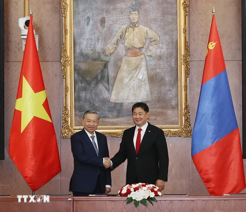 Tổng Bí thư, Chủ tịch nước Tô Lâm và Tổng thống Mông Cổ Ukhnaagiin Khurelsukh chụp ảnh chung. Ảnh: TTXVN viet-nam-mong-co-thiet-lap-quan-he-doi-tac-toan-dien-1.jpg