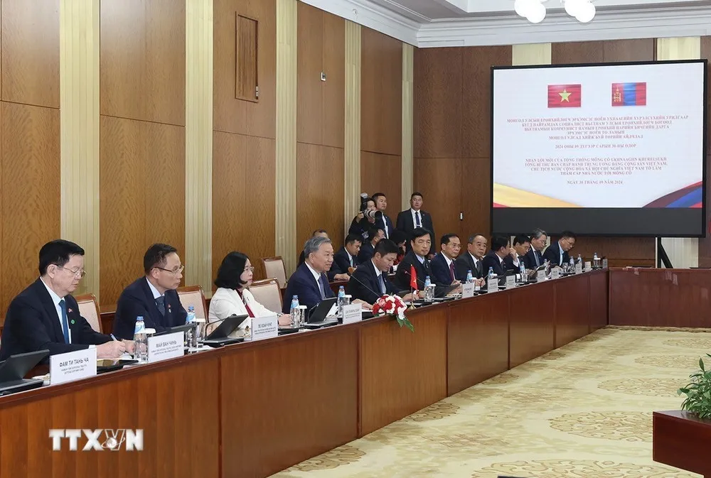 Tổng Bí thư, Chủ tịch nước Tô Lâm và Đoàn cấp cao Việt Nam tại cuộc hội đàm với Tổng thống Mông Cổ Ukhnaagiin Khurelsukh. Ảnh: TTXVN viet-nam-mong-co-thiet-lap-quan-he-doi-tac-toan-dien-2.jpg