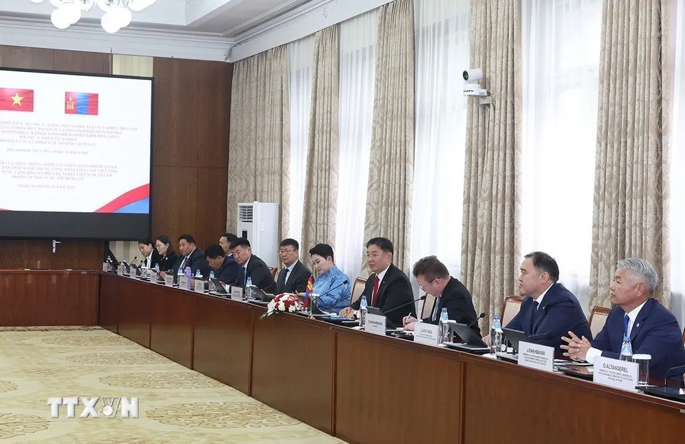 Tổng thống Mông Cổ và Đoàn cấp cao Mông Cổ tại cuộc hội đàm với Tổng Bí thư, Chủ tịch nước Tô Lâm. Ảnh: TTXVN Việt Nam - Mông Cổ thiết lập quan hệ Đối tác Toàn diện