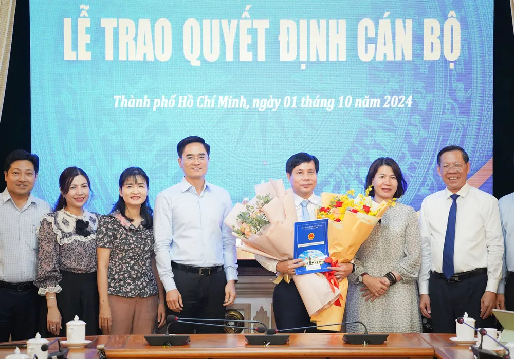 Lãnh đạo TP trao quyết định, tặng hoa chúc mừng tân Trưởng ban Ban quản lý Đường sắt đô thị TP.HCM. Ảnh: THUẬN VĂN TP.HCM điều động, bổ nhiệm 4 cán bộ chủ chốt