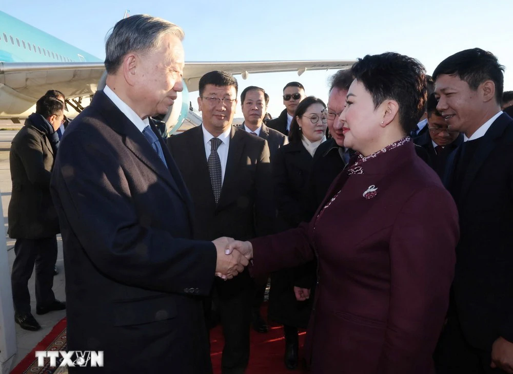 tong-bi-thu-chu-tich-nuoc-to-lam-roi-mong-co-di-tham-cap-nha-nuoc-toi-ireland (3).jpg