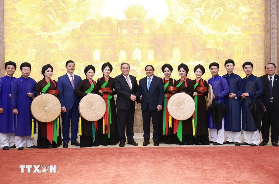 Thủ tướng Phạm Minh Chính và Thủ tướng Trung Quốc Lý Cường với các liền anh, liền chị quan họ Bắc Ninh. Ảnh: TTXVN 1-2-thu-tuong-viet-nam-trung-quoc-cung-lam-tranh-dong-ho-thuong-lam-dan-ca-quan-ho.jpg