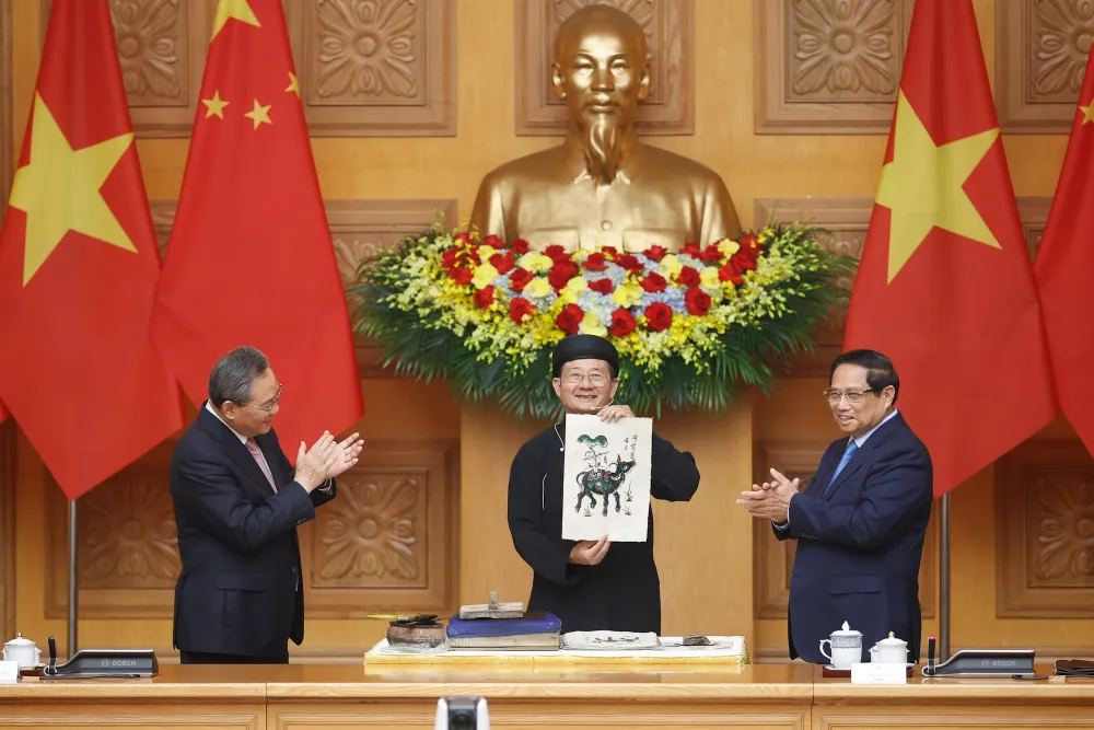 Hai Thủ tướng thưởng lãm các bước làm tranh Đông Hồ truyền thống của Việt Nam. Ảnh: VGP 2-thu-tuong-viet-nam-trung-quoc-cung-lam-tranh-dong-ho-thuong-lam-dan-ca-quan-ho-5.jpg