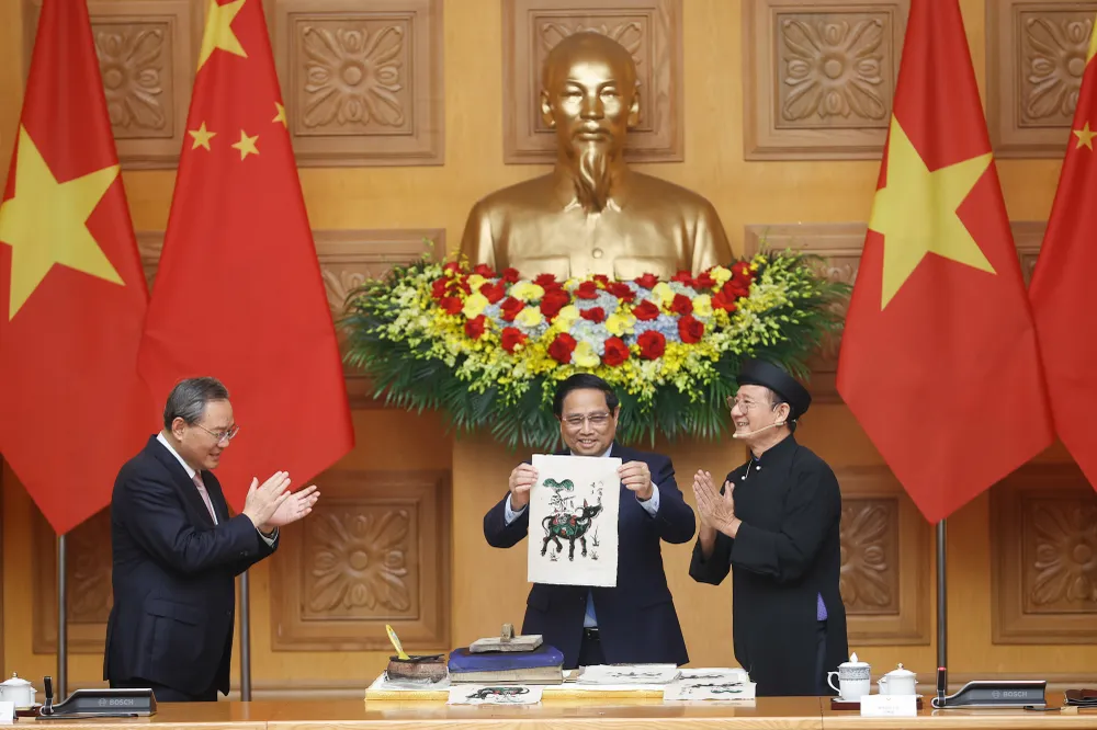 Bức tranh "Cưỡi trâu thổi sáo", một trong những khung cảnh đặc trưng, truyền thống, mô tả cảnh thanh bình của miền quê Việt Nam. Ảnh: VGP 2-thu-tuong-viet-nam-trung-quoc-cung-lam-tranh-dong-ho-thuong-lam-dan-ca-quan-ho-7.jpg