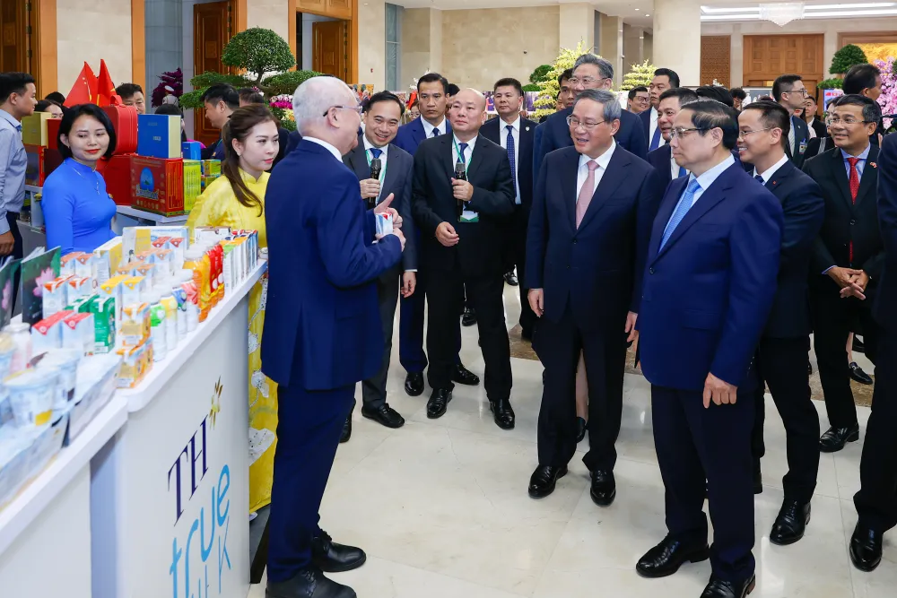 Hai Thủ tướng tham quan và nghe giới thiệu về những mặt hàng nông sản tiêu biểu Việt Nam xuất khẩu chính ngạch sang thị trường Trung Quốc. Ảnh: VGP 2-thu-tuong-viet-nam-trung-quoc-cung-lam-tranh-dong-ho-thuong-lam-dan-ca-quan-ho-9.jpg
