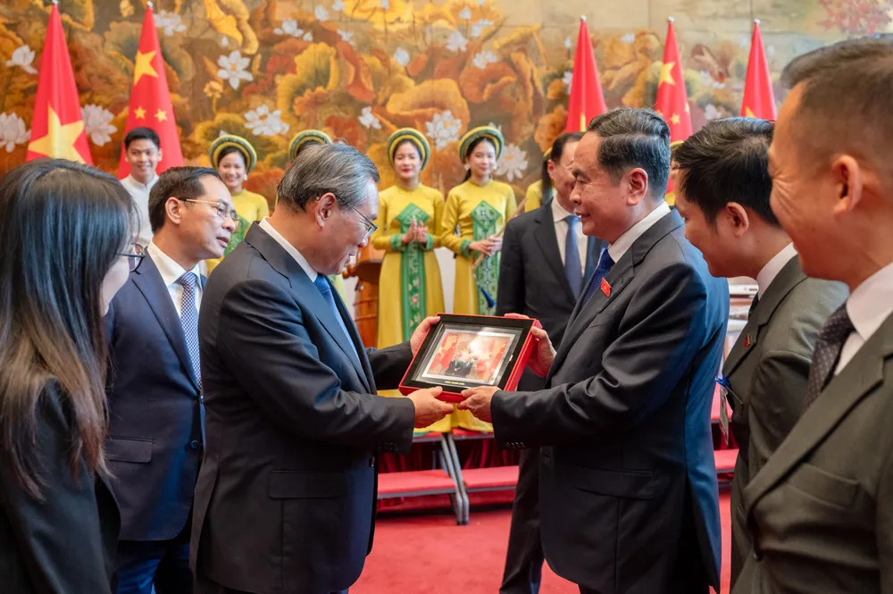 Chủ tịch Quốc hội Trần Thanh Mẫn tặng ảnh lưu niệm Thủ tướng Quốc vụ viện Trung Quốc Lý Cường. Ảnh: QH thu-tuong-ly-cuong-trung-quoc-coi-viet-nam-la-huong-uu-tien-trong-chinh-sach-ngoai-giao-lang-gieng.jpg