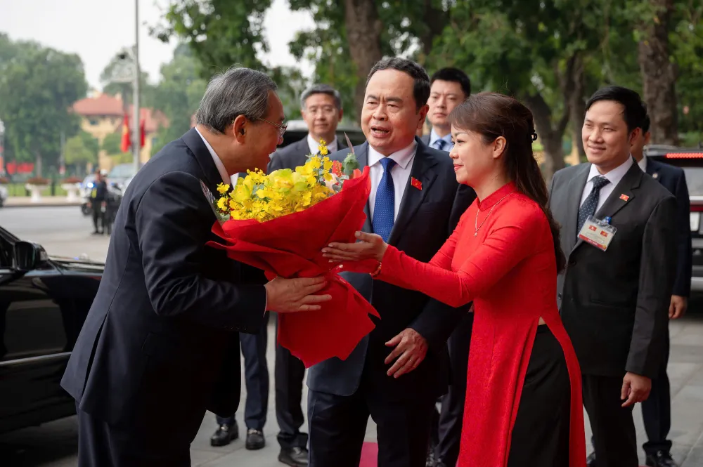 Chủ tịch Quốc hội Trần Thanh Mẫn đón Thủ tướng Trung Quốc Lý Cường. Ảnh: VGP thu-tuong-ly-cuong-trung-quoc-coi-viet-nam-la-huong-uu-tien-trong-chinh-sach-ngoai-giao-lang-gieng-4.jpg