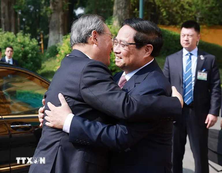 Thủ tướng Phạm Minh Chính đón Thủ tướng Trung Quốc Lý Cường. Ảnh: TTXVN Thủ tướng Phạm Minh Chính chủ trì Lễ đón trọng thể Thủ tướng Trung Quốc Lý Cường