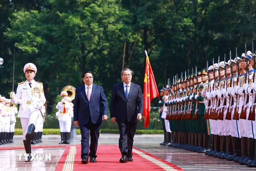 Thủ tướng Phạm Minh Chính và Thủ tướng Trung Quốc Lý Cường duyệt Đội danh dự Quân đội nhân dân Việt Nam. Ảnh: TTXVN thu-tuong-pham-minh-chinh-chu-tri-le-don-thu-tuong-trung-quoc-ly-cuong.jpg