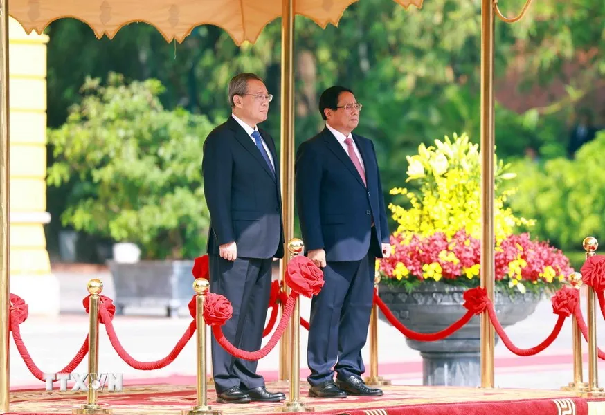 Thủ tướng Phạm Minh Chính và Thủ tướng Trung Quốc Lý Cường trên bục danh dự, nghe quân nhạc cử Quốc thiều hai nước. Ảnh: TTXVN thu-tuong-pham-minh-chinh-chu-tri-le-don-thu-tuong-trung-quoc-ly-cuong-4.jpg