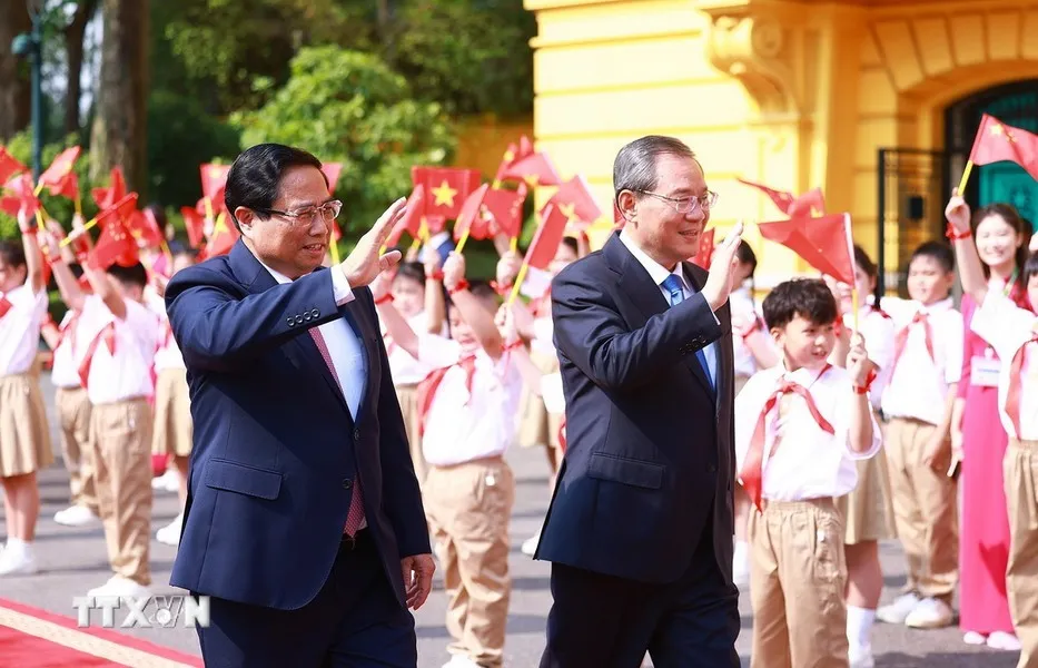 Thủ tướng Phạm Minh Chính và Thủ tướng Trung Quốc Lý Cường cùng các thiếu nhi Thủ đô. Ảnh: TTXVN thu-tuong-pham-minh-chinh-chu-tri-le-don-thu-tuong-trung-quoc-ly-cuong-6.jpg