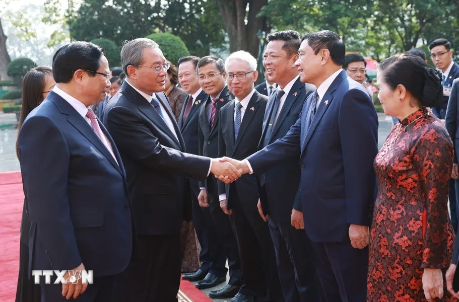 Thủ tướng Phạm Minh Chính giới thiệu với Thủ tướng Trung Quốc Lý Cường thành viên đoàn Việt Nam. thu-tuong-pham-minh-chinh-chu-tri-le-don-thu-tuong-trung-quoc-ly-cuong-8.jpg