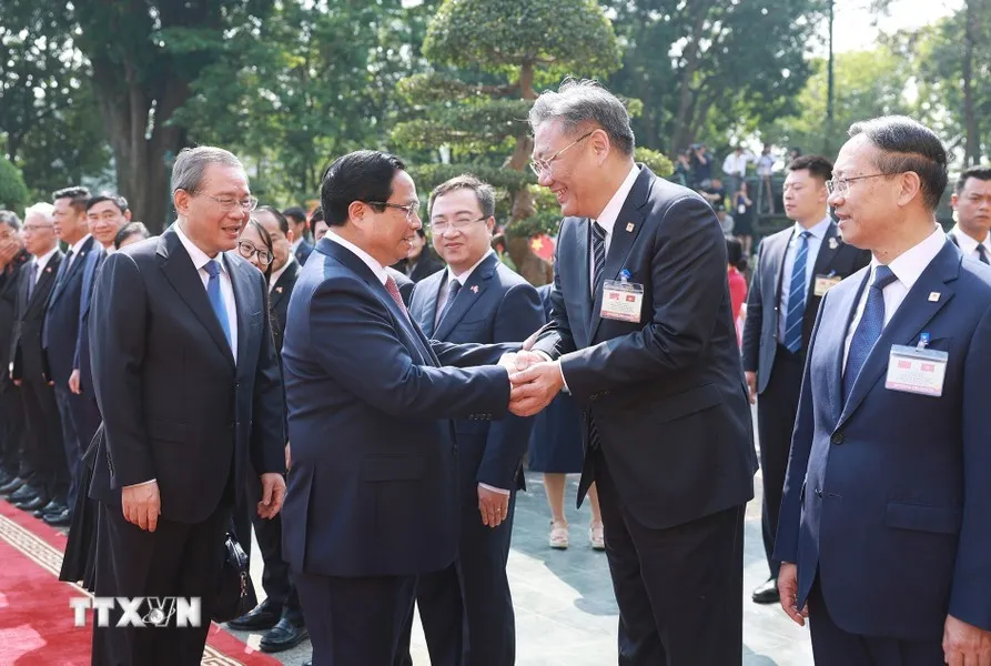 Thủ tướng Trung Quốc Lý Cường giới thiệu với Thủ tướng Phạm Minh Chính thành viên đoàn Trung Quốc. Ảnh: TTXVN thu-tuong-pham-minh-chinh-chu-tri-le-don-thu-tuong-trung-quoc-ly-cuong-9.jpg