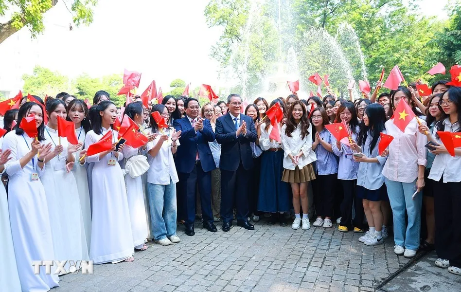 Thủ tướng Phạm Minh Chính và Thủ tướng Trung Quốc Lý Cường với các sinh viên Việt Nam tại lễ đón. Ảnh: TTXVN -thu-tuong-pham-minh-chinh-chu-tri-le-don-thu-tuong-trung-quoc-ly-cuong5.jpg