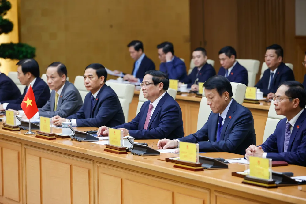 Thủ tướng Phạm Minh Chính và các thành viên đoàn Việt Nam tại buổi hội đàm. Ảnh: TTXVN Thu-tuong-pham-minh-chinh-hoi-dam-thu-tuong-trung-quoc-ly-cuong-1.jpg