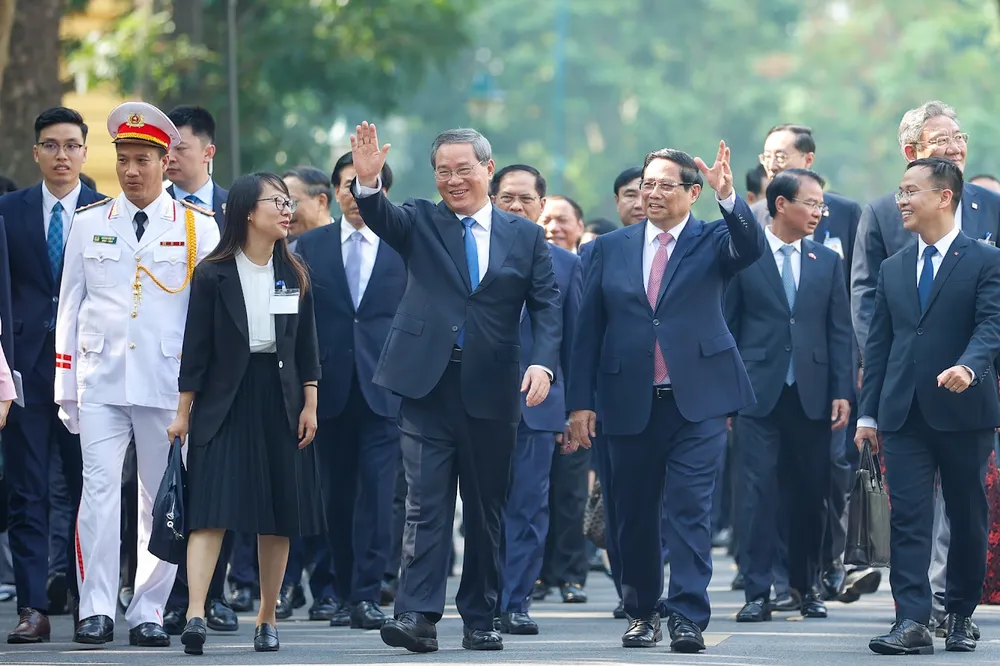 Thủ tướng Phạm Minh Chính cùng Thủ tướng Trung Quốc Lý Cường. Ảnh: VGP Thủ tướng Phạm Minh Chính đề nghị Trung Quốc ưu đãi vốn vay, nhân lực để làm 3 tuyến đường sắt