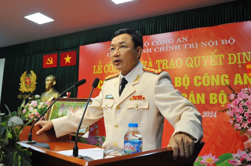 Đại tá Hoà Quang Tưng, tân Phó Cục trưởng Cục An ninh chính trị nội bộ phát biểu nhận nhiệm vụ. Ảnh: VGP Thiếu tướng Đinh Văn Nơi trao quyết định bổ nhiệm phó cục trưởng Cục An ninh chính trị nội bộ