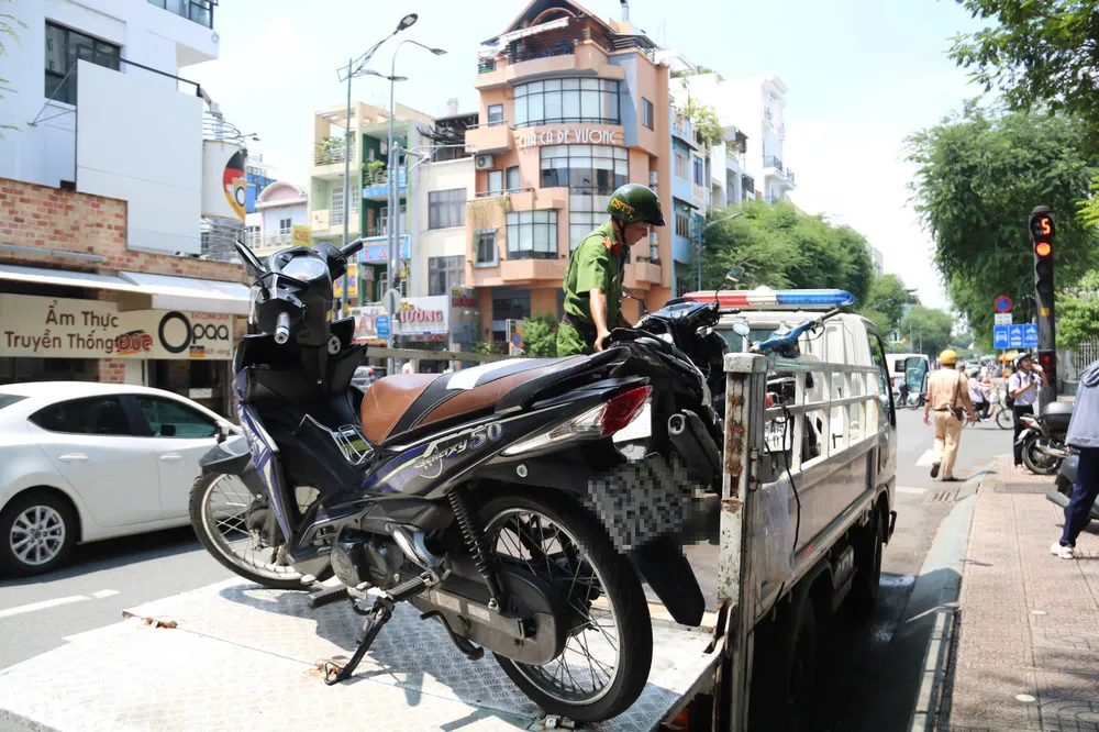 Nhiều phương tiện vi phạm bị lực lượng chức năng tạm giữ. xe-gan-may-3-5885.jpg