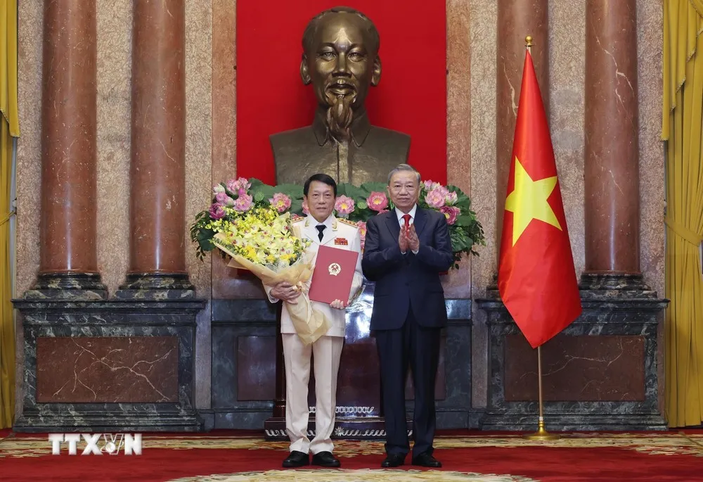 Tổng Bí thư, Chủ tịch nước Tô Lâm trao quyết định thăng quân hàm Đại tướng đối với Thượng tướng Lương Tam Quang, Ủy viên Bộ Chính trị, Bí thư Đảng ủy Công an Trung ương, Bộ trưởng Bộ Công an. Ảnh: TTXVN Bộ trưởng Công an Lương Tam Quang, Thứ trưởng Quốc phòng Nguyễn Tân Cương được thăng quân hàm Đại tướng