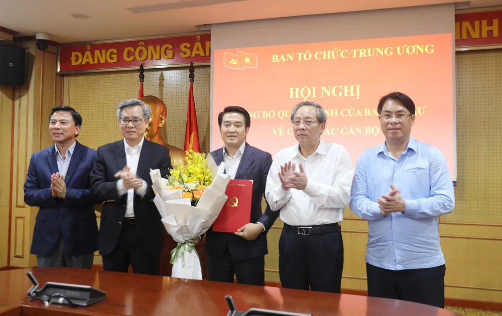 Các Lãnh đạo Ban Tổ chức Trung ương chúc mừng ông Trần Anh Tuấn được điều động, bổ nhiệm làm Trợ lý Trưởng Ban Tổ chức Trung ương. Ảnh: VGP nhan-su-tuan-qua-bo-nhiem-3-tro-ly-chu-tich-quoc-hoi-truong-ban-to-chuc-trung-uong-tran-anh-tuan-ban-to-chuc-trung-uong.jpg