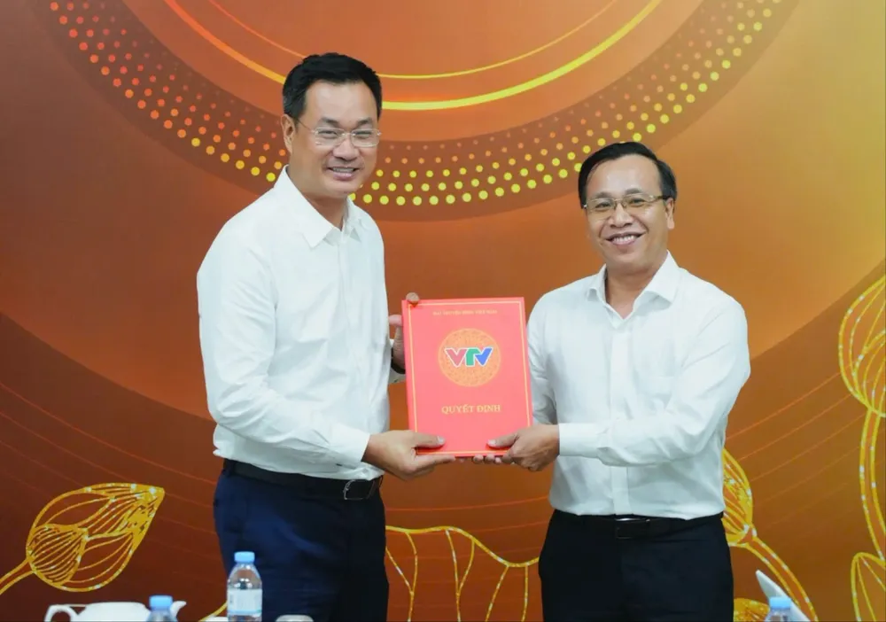 Ông Lê Ngọc Quang, Tổng Giám đốc Đài Truyền hình Việt Nam trao quyết định bổ nhiệm Nhà báo Võ Ngọc Văn Quân (bên phải) làm Giám đốc VTV khu vực Tây Nam Bộ. Truyen-hinh-viet-nam-tay-nam-bo.jpeg