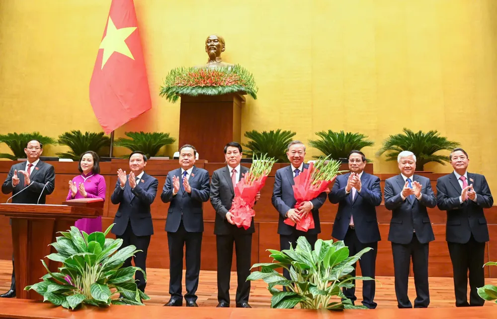 Thủ tướng Phạm Minh Chính, Chủ tịch Quốc hội Trần Thanh Mẫn, Chủ tịch Ủy ban Trung ương MTTQ Việt Nam Đỗ Văn Chiến cùng các Phó Chủ tịch Quốc hội trao hoa tặng Tổng Bí thư Tô Lâm và Chủ tịch nước Lương Cường. Ảnh: PHẠM THẮNG tan-chu-tich-nuoc-luong-cuong.jpg