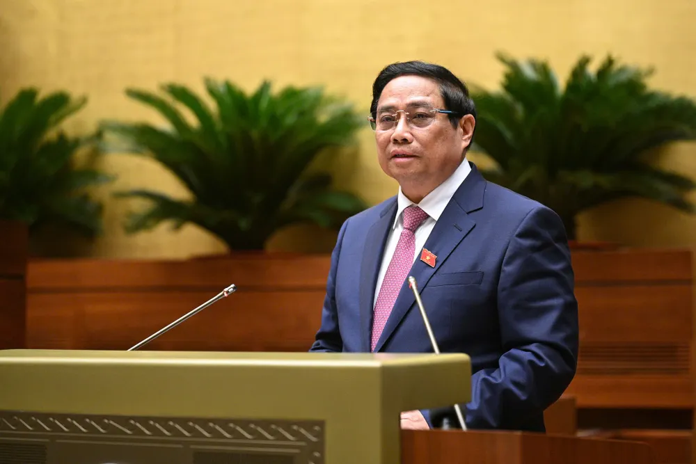 Thủ tướng Phạm Minh Chính báo cáo tại phiên khai mạc sáng 21-10. Ảnh: PHẠM THẮNG thu-tuong-vua-quan-ly-chat-che-vua-kien-tao-phat-trien-1.jpg