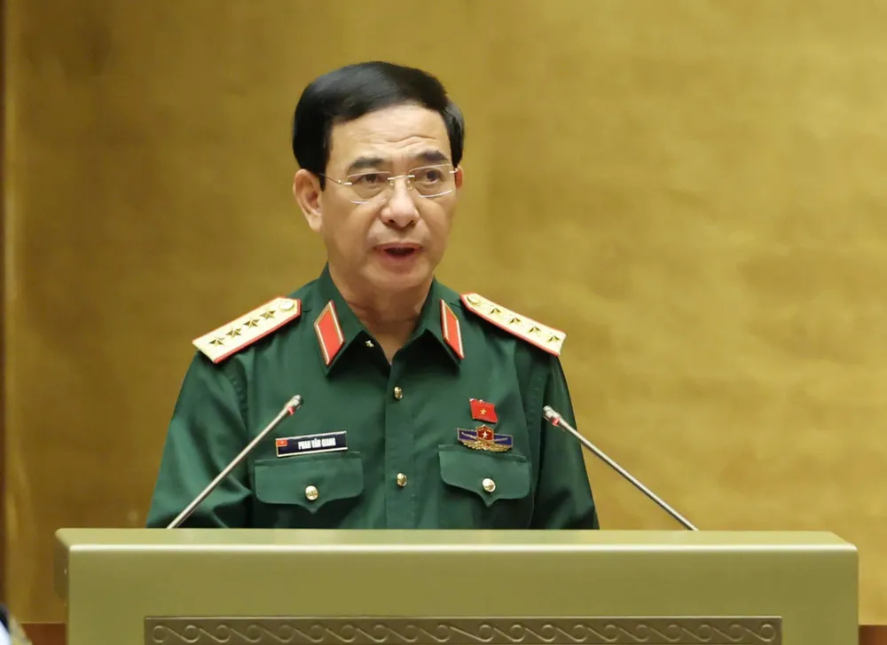 Đại tướng Phan Văn Giang trình bày dự luật sửa đổi, bổ sung một số điều của Luật sĩ quan quân đội nhân dân Việt Nam. Ảnh: QH Đề xuất tăng tuổi nghỉ hưu của sĩ quan quân đội, phong tướng không quá 415 người