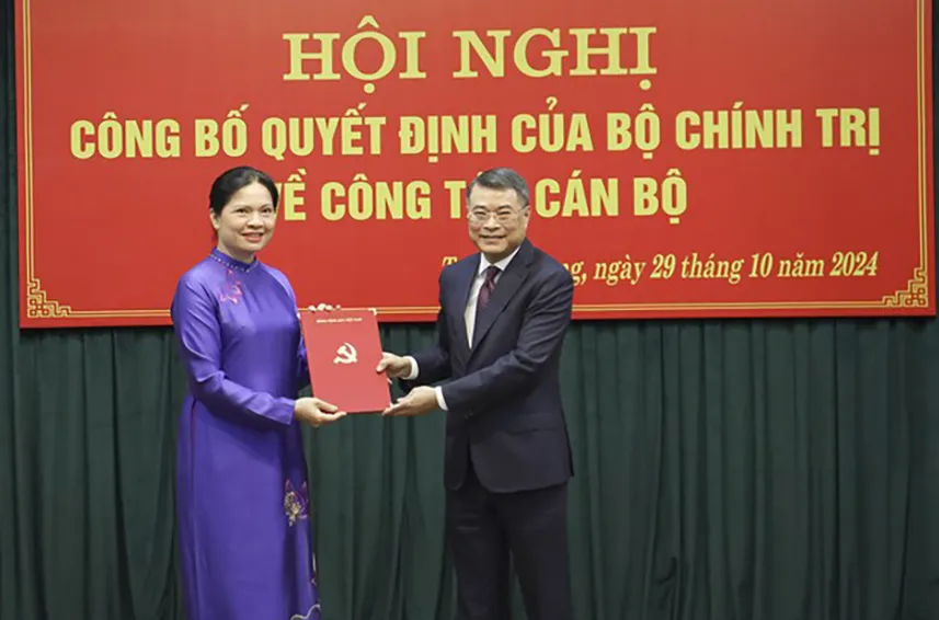 Trưởng ban Tổ chức Trung ương Lê Minh Hưng trao quyết định của Bộ Chính trị cho bà Hà Thị Nga. Ảnh: NDO Bộ Chính trị điều động bà Hà Thị Nga làm Bí thư Tuyên Quang