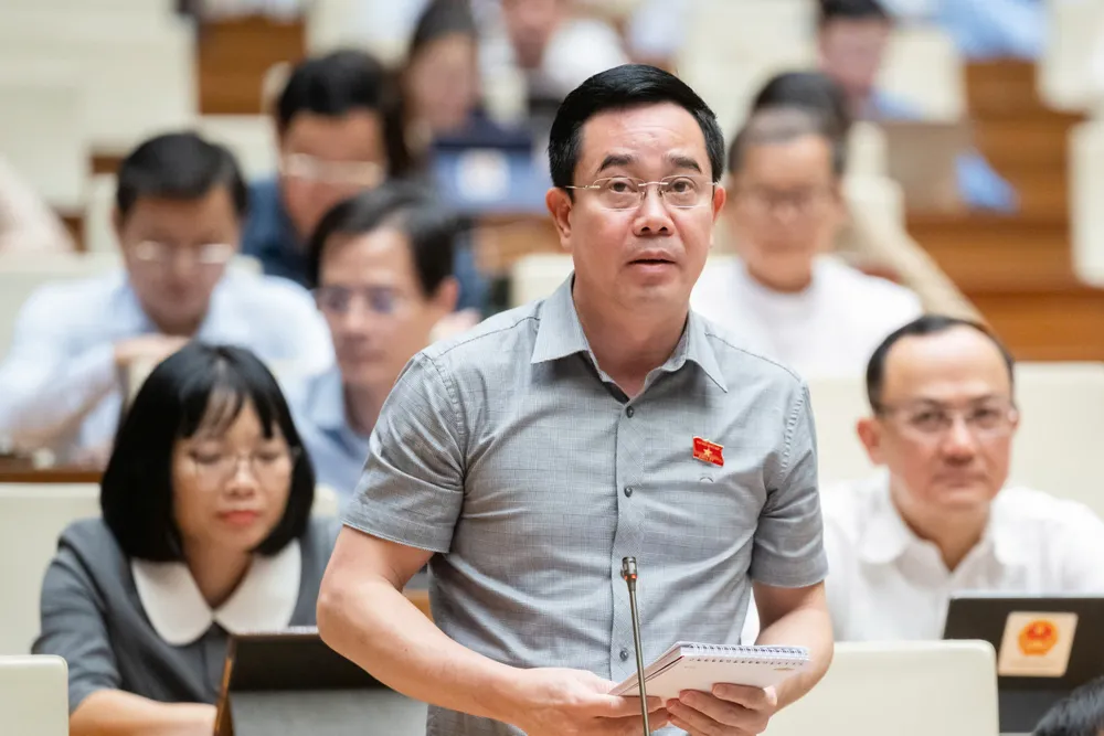 Đại biểu Quốc hội Nguyễn Văn Huy (đoàn Thái Bình) phát biểu tại phiên thảo luận về dự thảo Luật Phòng không nhân dân vào chiều 30-10. Ảnh: PHẠM THẮNG Bổ sung Bộ Công an được cấp phép bay cho máy bay không người lái của bộ