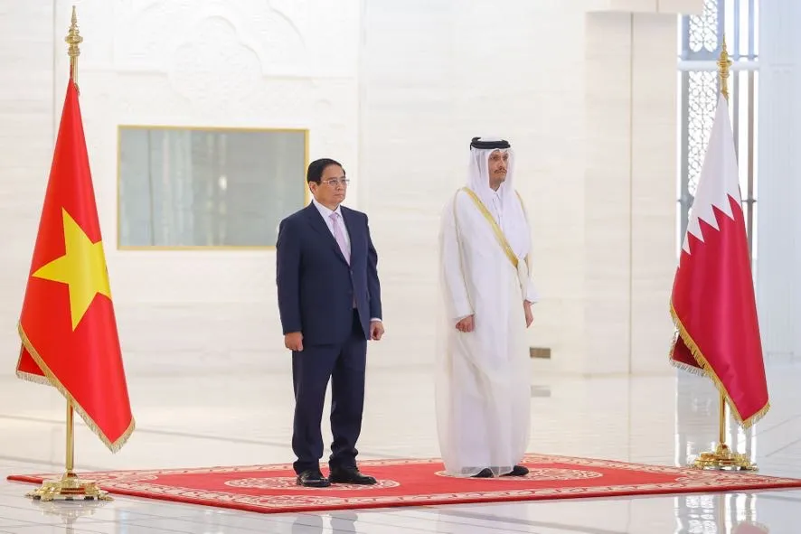 Thủ tướng Phạm Minh Chính và Thủ tướng Nhà nước Qatar Sheikh Mohammed bin Abdulrahman bin Jasim Al-Thani. Ảnh: VGP qatar-to-chuc-trong-the-le-don-chinh-thuc-thu-tuong-pham-minh-chinh-2.jpg