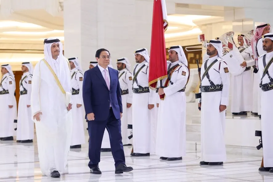 Hai Thủ tướng duyệt đội danh dự. Ảnh: TTXVN qatar-to-chuc-trong-the-le-don-chinh-thuc-thu-tuong-pham-minh-chinh-4.jpg