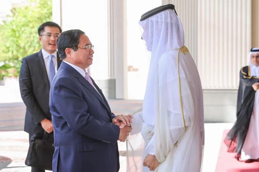 Thủ tướng Nhà nước Qatar Sheikh Mohammed bin Abdulrahman bin Jasim Al-Thani đón Thủ tướng Phạm Minh Chính. Ảnh: VGP Qatar tổ chức trọng thể lễ đón chính thức Thủ tướng Phạm Minh Chính