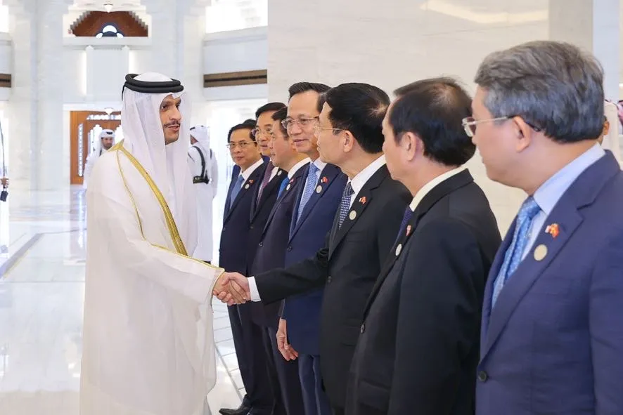 Thủ tướng Qatar chào Đoàn đại biểu Việt Nam. Ảnh: VGP qatar-to-chuc-trong-the-le-don-chinh-thuc-thu-tuong-pham-minh-chinh-6.jpg