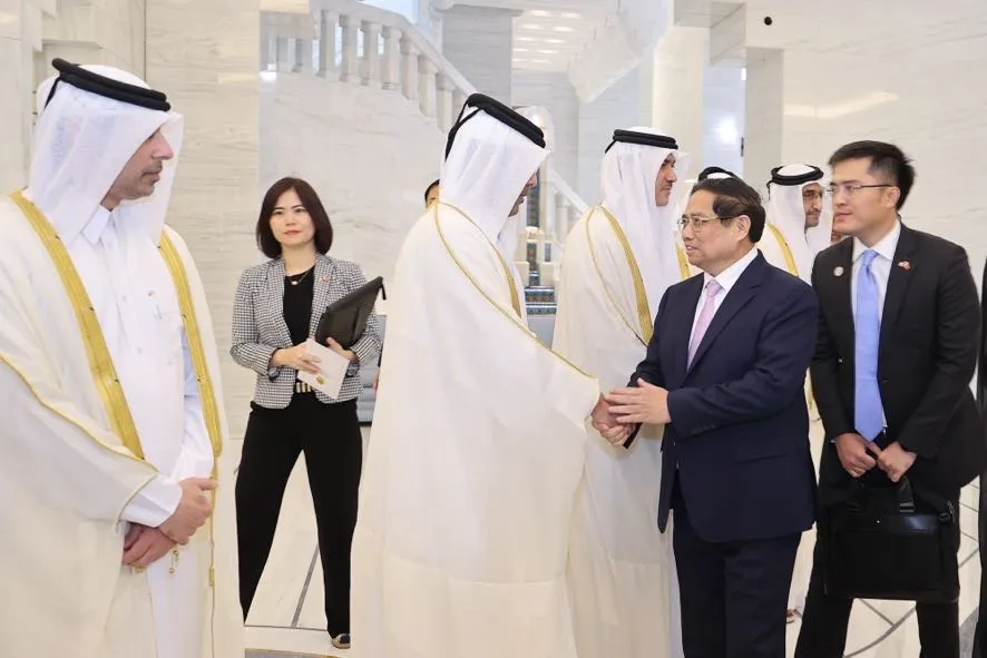 Quan chức Chính phủ Qatar chào đón Thủ tướng Phạm Minh Chính. Ảnh: VGP qatar-to-chuc-trong-the-le-don-chinh-thuc-thu-tuong-pham-minh-chinh-7.jpg