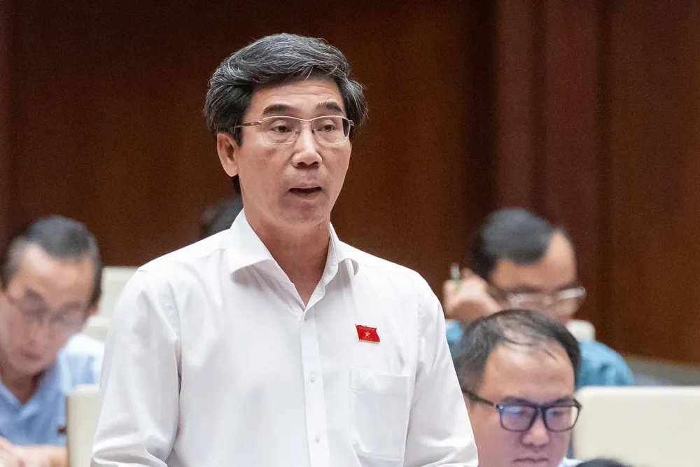 Cử tri bức xúc vì tham gia BHYT mà vẫn phải mua thuốc bên ngoài