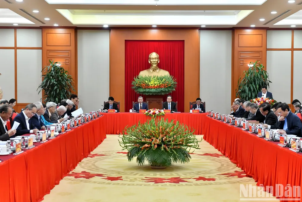 Bộ Chính trị, Ban Bí thư tổ chức hội nghị các đồng chí nguyên lãnh đạo Đảng, Nhà nước góp ý kiến vào các dự thảo văn kiện trình Đại hội XIV của Đảng. Ảnh: BÁO NHÂN DÂN lam-the-nao-de-dat-nuoc-phat-trien-vuon-minh-trong-ky-nguyen-moi.jpg