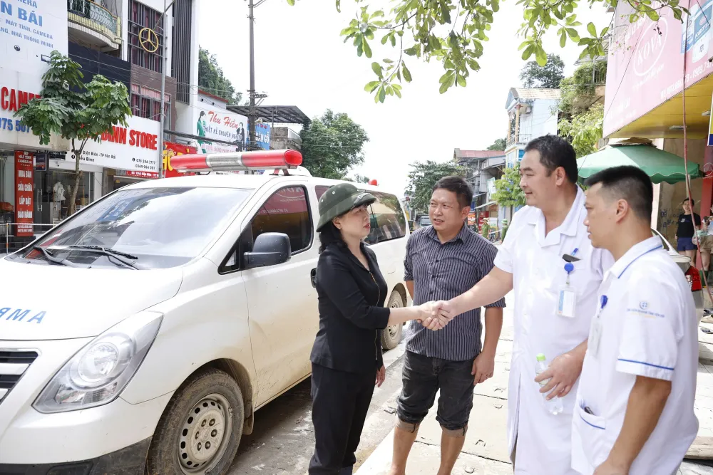 Bộ trưởng Bộ Y tế Đào Hồng Lan trò chuyện với lực lượng y tế ứng trực tại điểm sạt lở do ảnh hưởng bão số 3 ở Yên Bái. Ảnh: ĐT 2-bo-truong-bo-y-te-dao-hong-lan-duoc-quoc-hoi-chat-van-la-co-hoi-de-thuc-hien-nhiem-vu-tot-hon-1.jpg