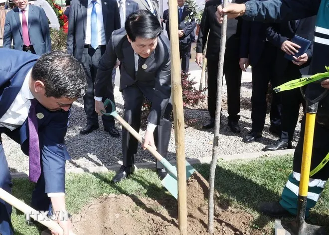 Chủ tịch nước Lương Cường đặt vòng hoa tưởng niệm Chủ tịch Hồ Chí Minh tại Chile