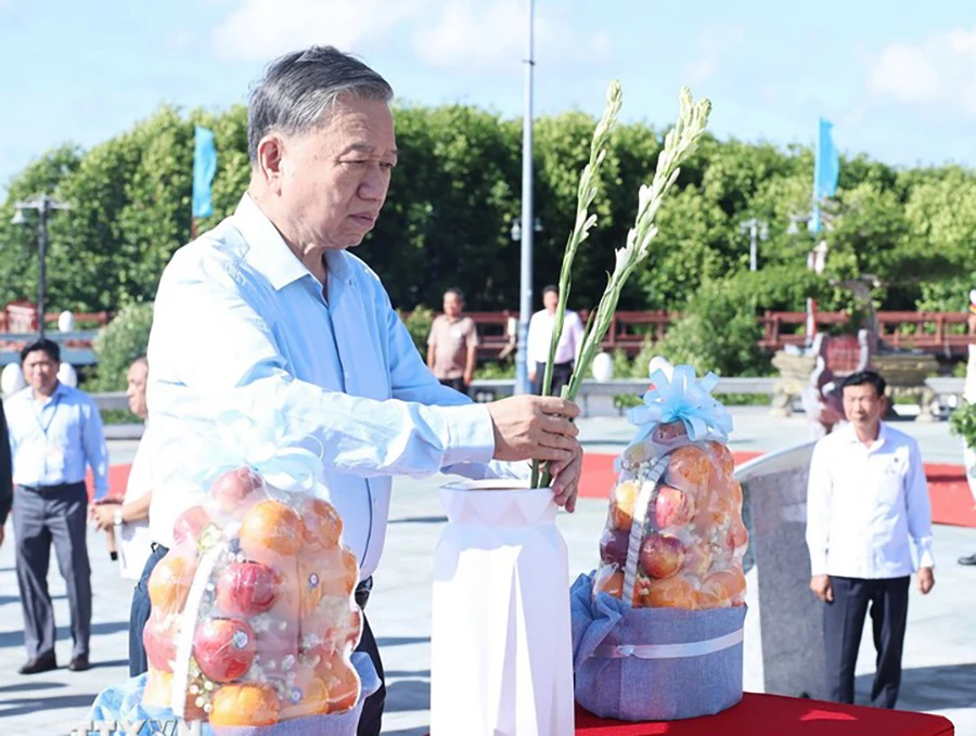 Tổng Bí thư Tô Lâm dâng hương tại Đền thờ Quốc tổ Lạc Long Quân ở Cà Mau