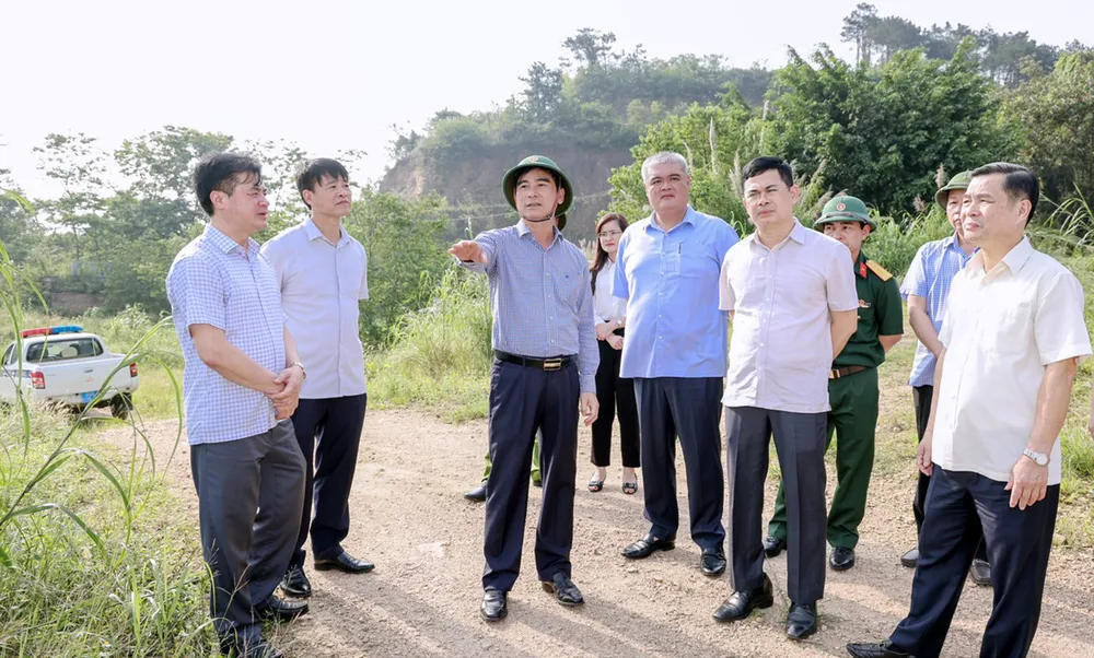 Bí thư Tỉnh ủy Dương Văn An kiểm tra vi phạm đất đai của Công ty TNHH Kim Long nằm trên địa bàn huyện Tam Dương và TP Vĩnh Yên, thuộc khu vực núi Đinh - núi Đúng, tháng 5-2024. Ảnh: ĐÀI PT-TH VĨNH PHÚC Bí thư Vĩnh Phúc Dương Văn An gửi 'tâm thư' về công tác cán bộ