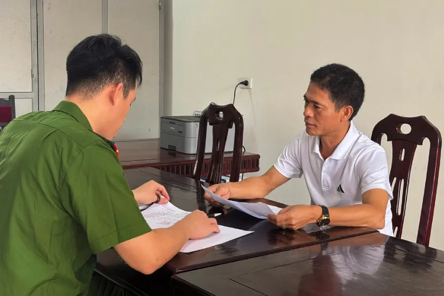Bị can Đàn tại cơ quan điều tra. Ảnh: CA Khởi tố giám đốc 49 tuổi làm nhái sản phẩm nhãn hiệu 'con cá sấu'