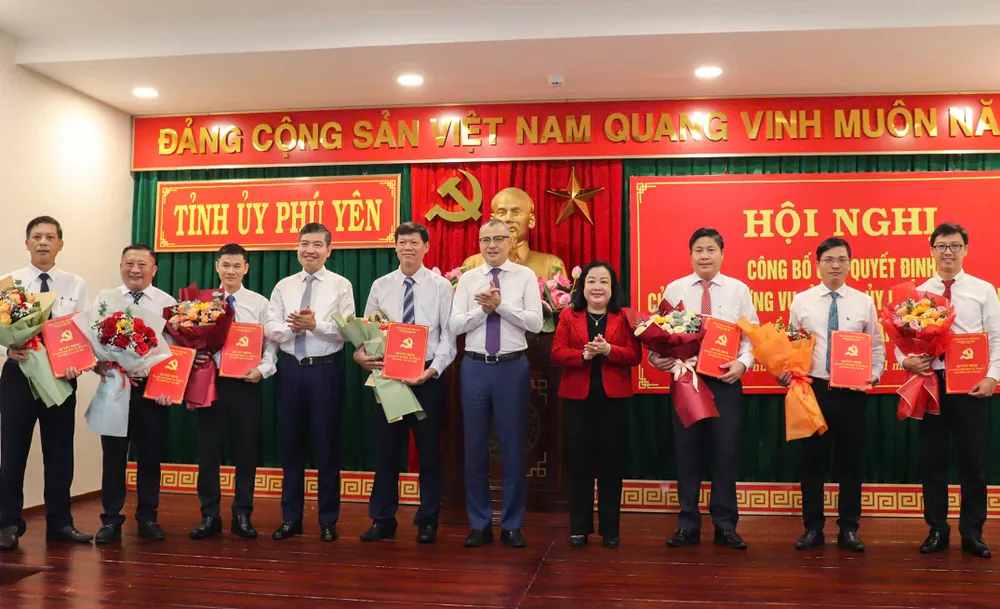 Lãnh đạo Tỉnh ủy, UBND tỉnh Phú Yên trao hoa chúc mừng các cán bộ. Ảnh: MT Tỉnh Phú Yên điều động, bổ nhiệm 7 cán bộ sở, ngành, địa phương