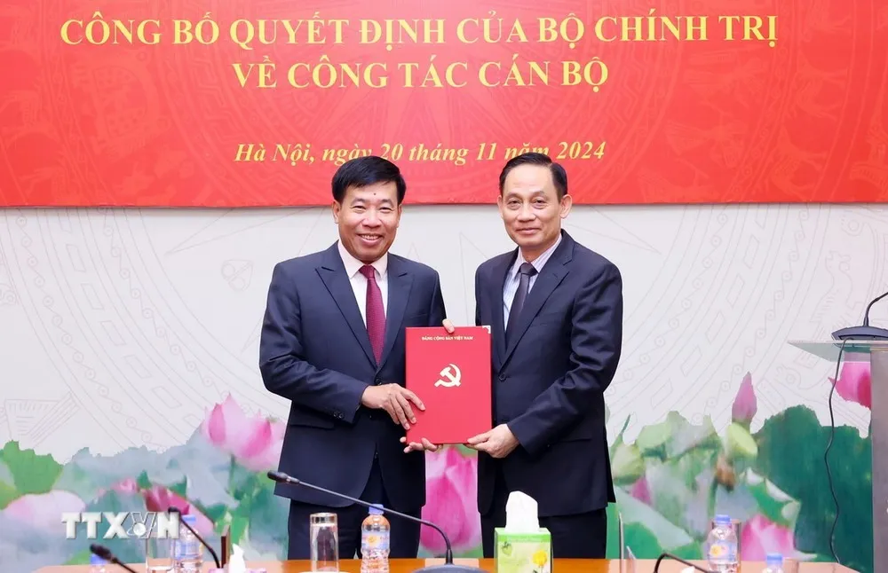 Trưởng ban Đối ngoại Trung ương Lê Hoài Trung trao quyết định của Bộ Chính trị điều động, phân công, bổ nhiệm Bí thư Tỉnh ủy Bình Phước Nguyễn Mạnh Cường, giữ chức Phó trưởng Ban Đối ngoại Trung ương. Ảnh: TTXVN bo-chinh-tri-dieu-dong-bi-thu-binh-phuoc-giu-chuc-pho-truong-ban-doi-ngoai-trung-uong.jpg