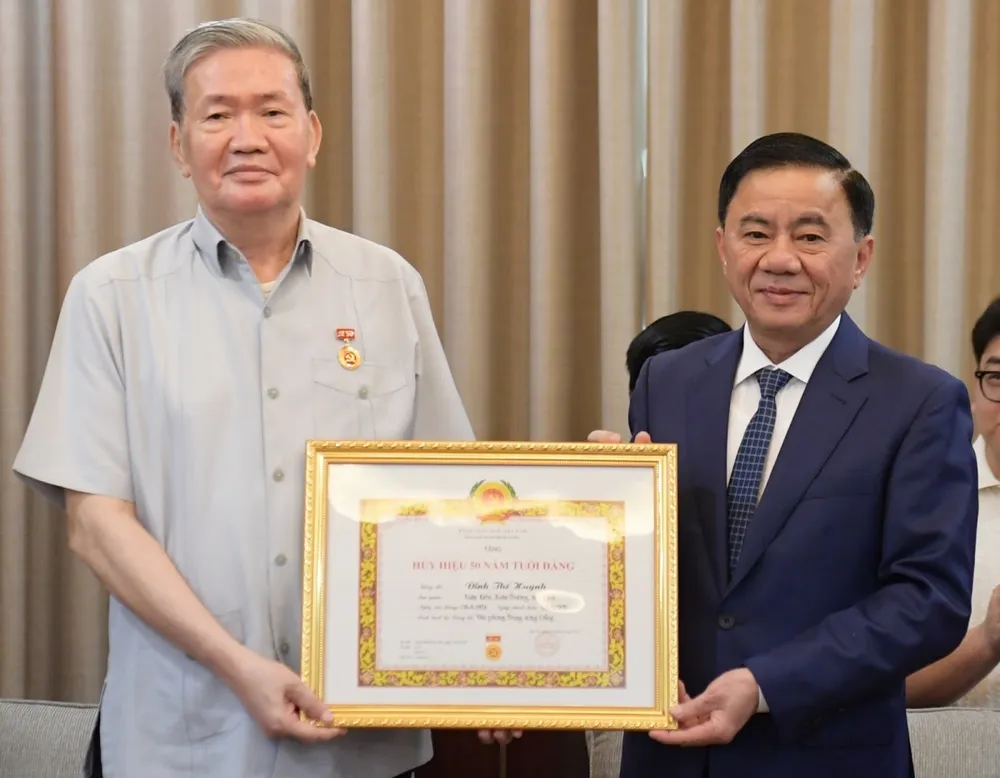 Ông Đinh Thế Huynh nhận huy hiệu 50 năm tuổi Đảng