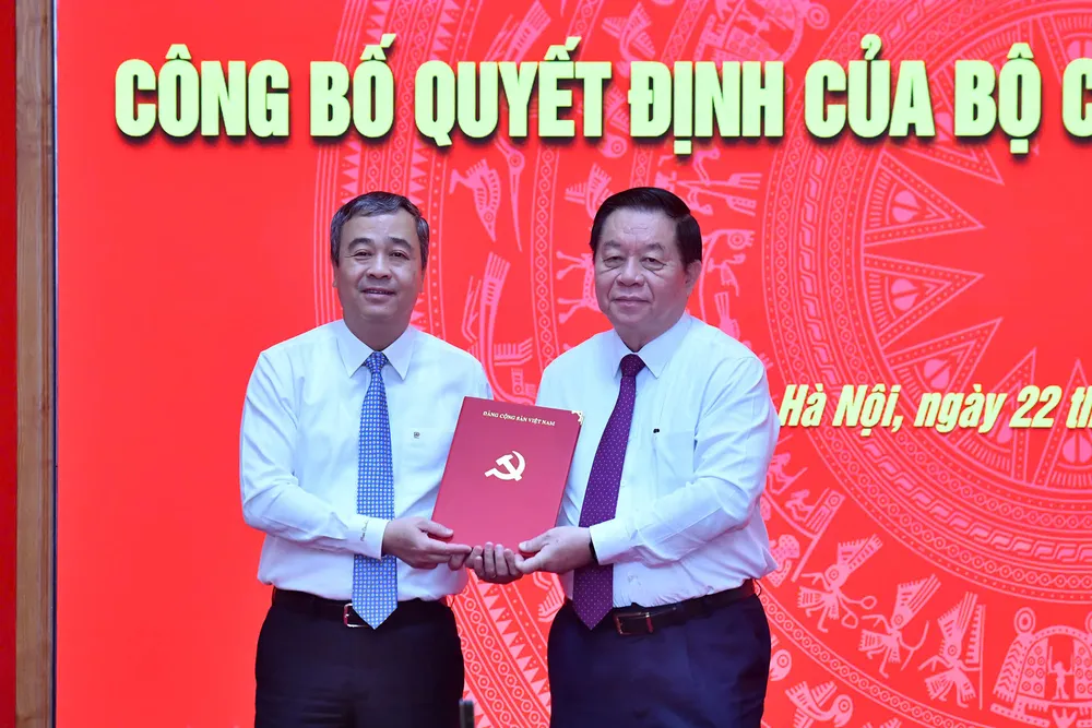 Trưởng Ban Tuyên giáo Trung ương Nguyễn Trọng Nghĩa trao quyết định của Bộ Chính trị cho ông Ngô Đông Hải. Ảnh: VGP Ông Ngô Đông Hải giữ chức Phó Trưởng Ban Tuyên giáo Trung ương